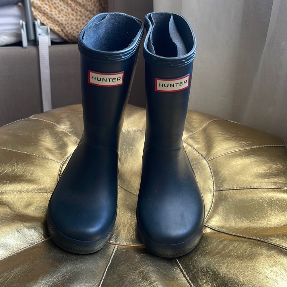 Hunter boots toddler size 10. Navy color